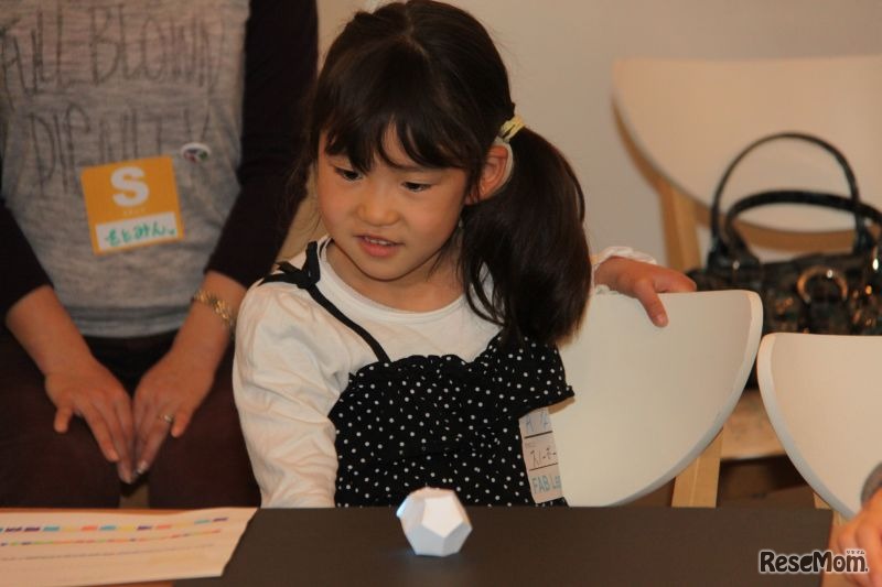 自分の作った「光」を発表する。プレゼン能力もこれからは重要なスキルのひとつだ