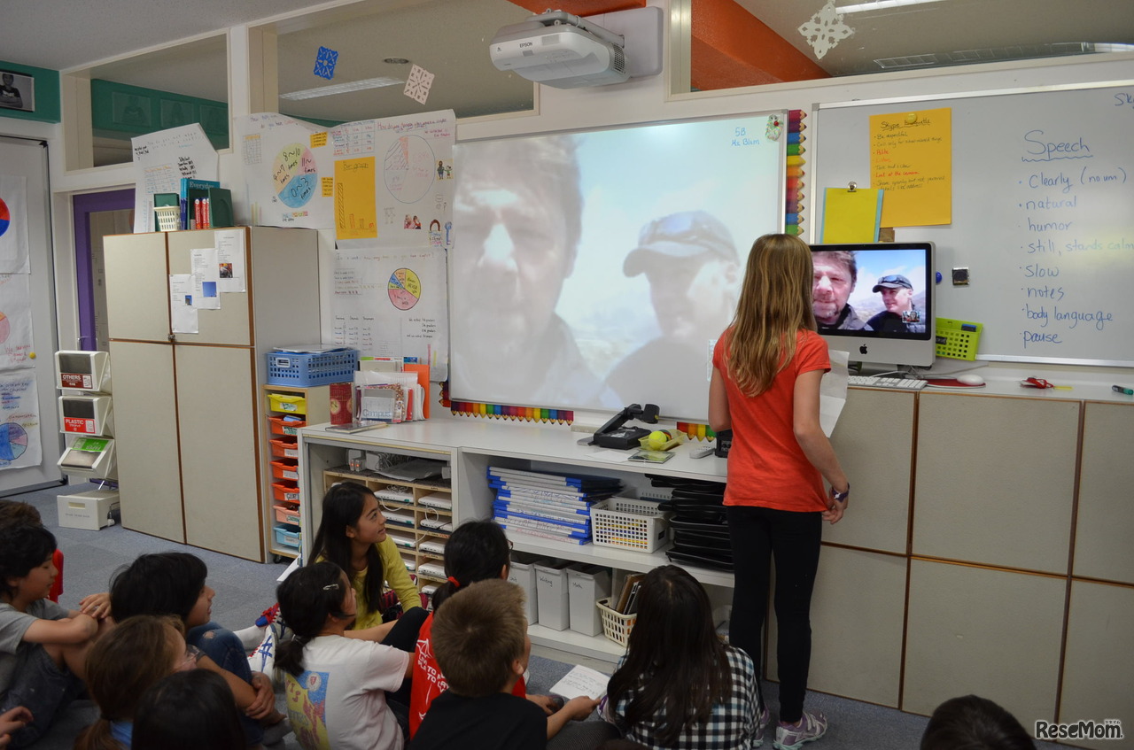 ウッド氏に質問する女子児童