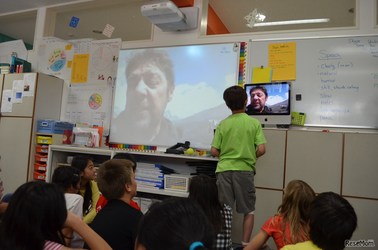 ウッド氏に質問する男子児童