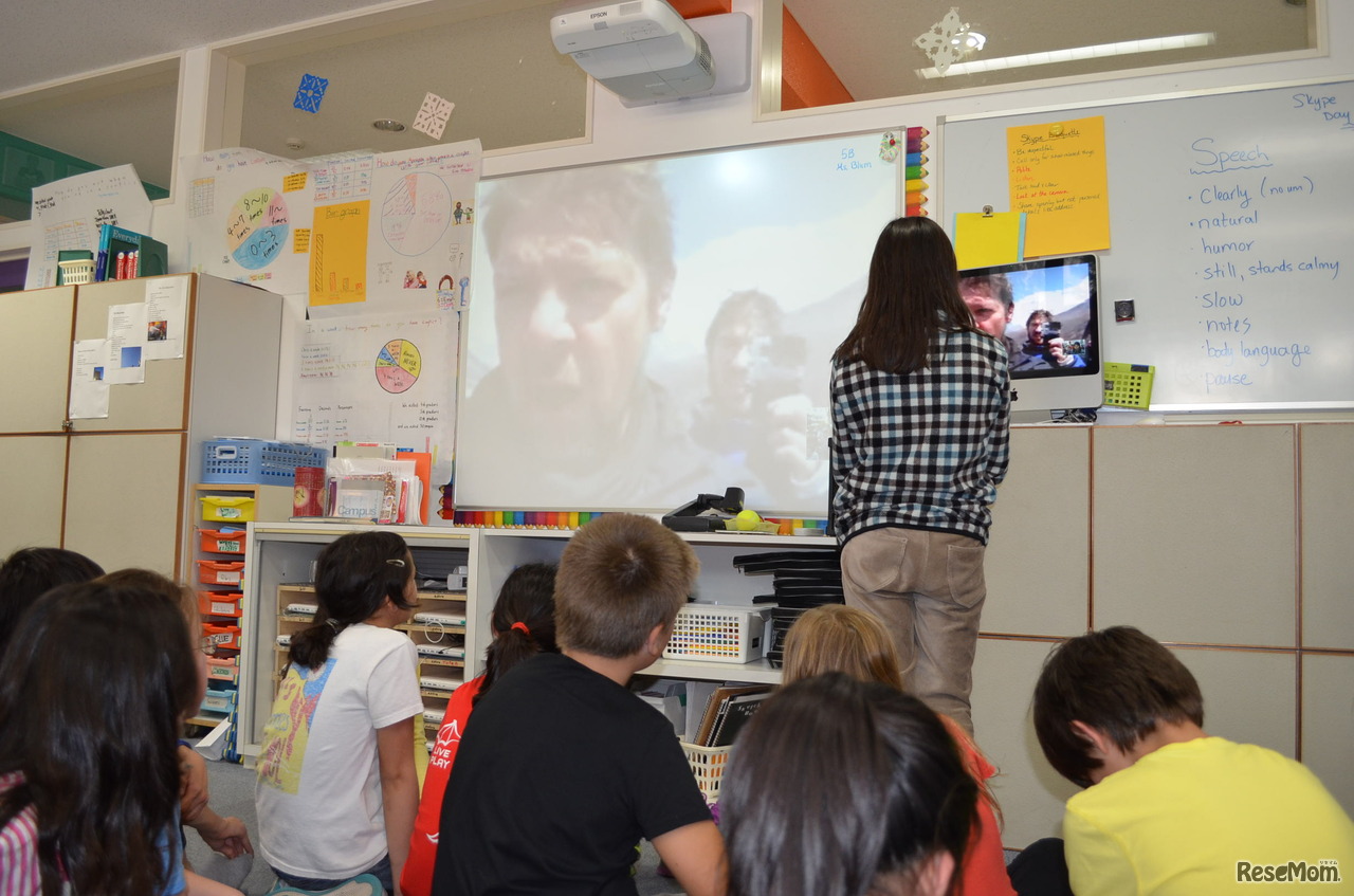 ウッド氏に質問する女子児童