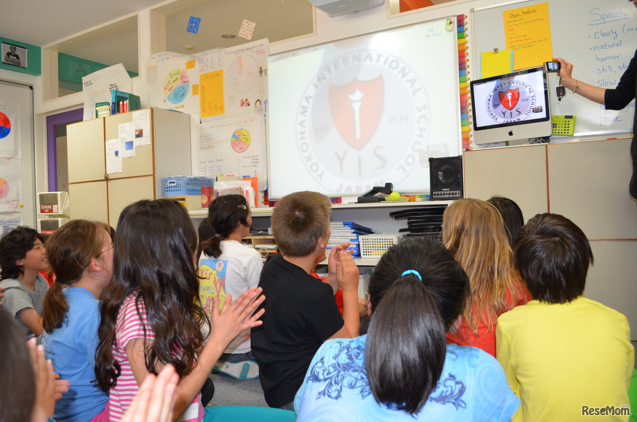 YISの校章が映し出されると歓声と拍手が沸き起こった