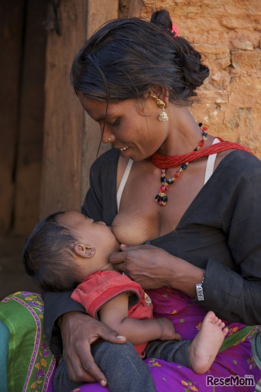 赤ちゃんに母乳をあげるお母さん（バングラデシュ）