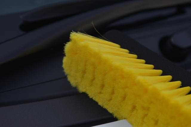 東北工場の職人が手がけるブラシ（ハンディ・クラウン）