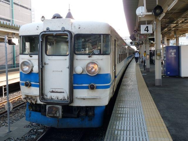 富山駅に停車中の北陸本線普通列車。JR線は普通列車のみ利用できる。