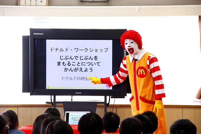 防犯笛贈呈式と防犯ワークショップ