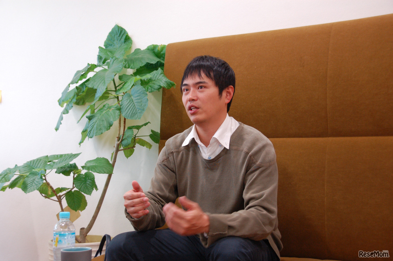 インタビューにこたえる岩崎氏
