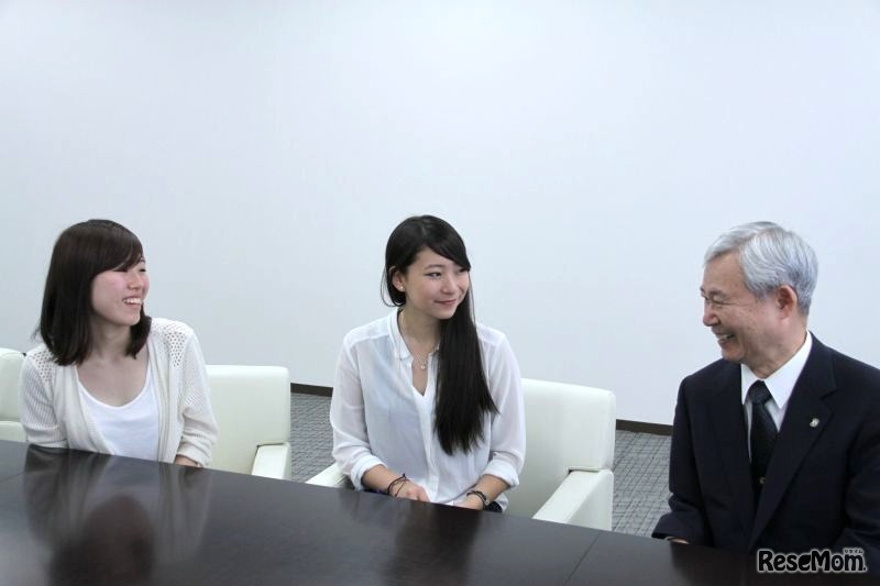 校長先生と海外の大学について語る卒業生