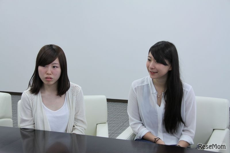 インタビューに答える卒業生2人