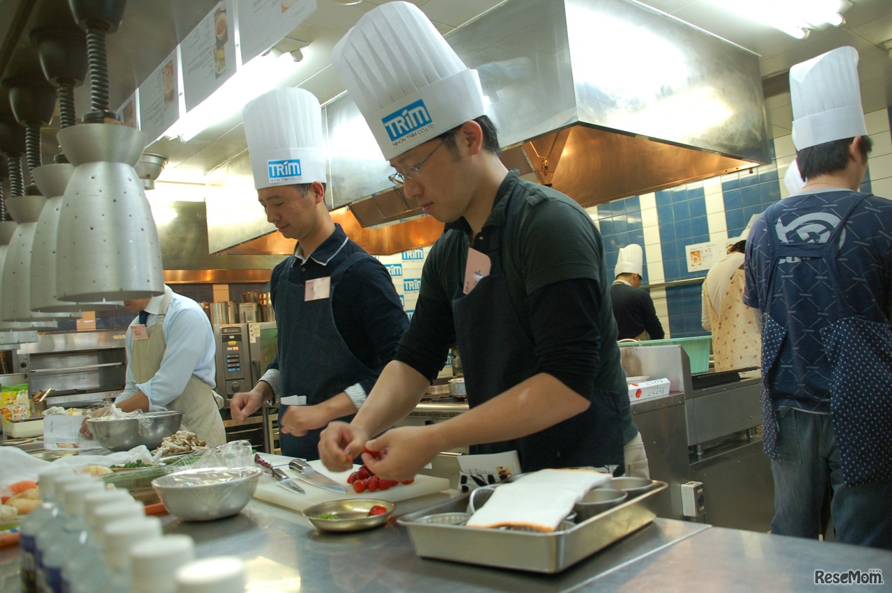 黙々と料理に取り掛かるパパたち