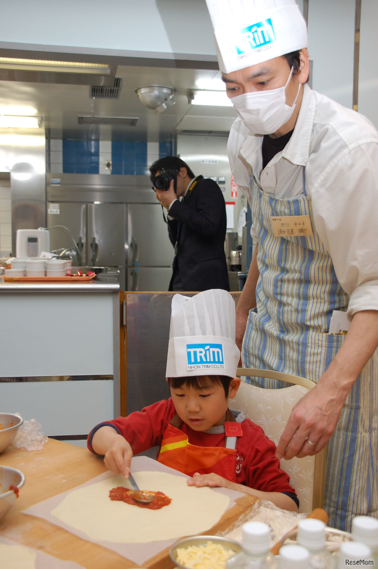 ピザ生地が薄く丸く伸びたら、好きな具材をトッピング