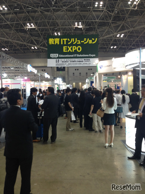 午前中から多くの来場者で賑わう会場