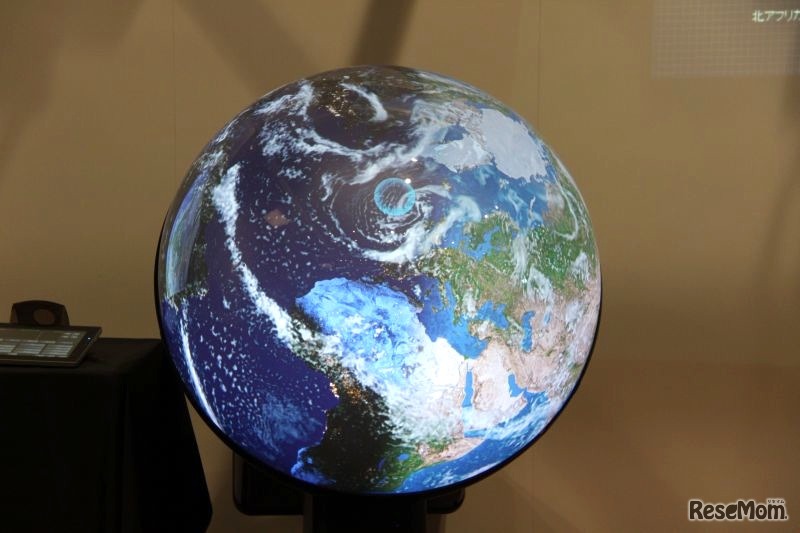 雲の動きや天候などはWNIより1時間ごとのデータを受け取り表示できる