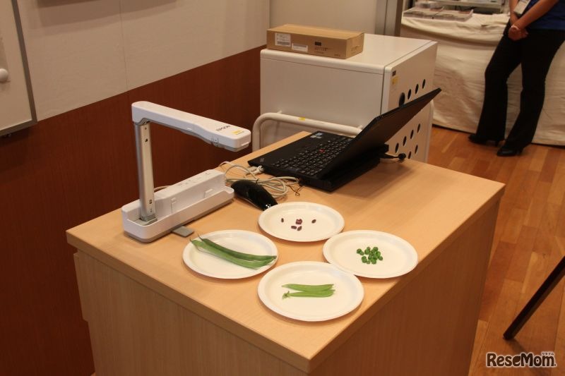 手元のPCには書画カメラが接続されている