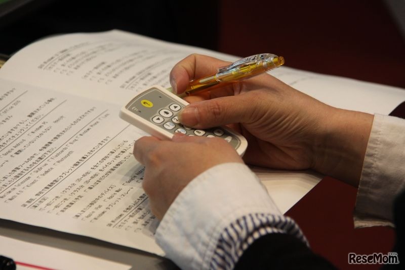 よいと思ったアイデアの班にクリッカーで投票する