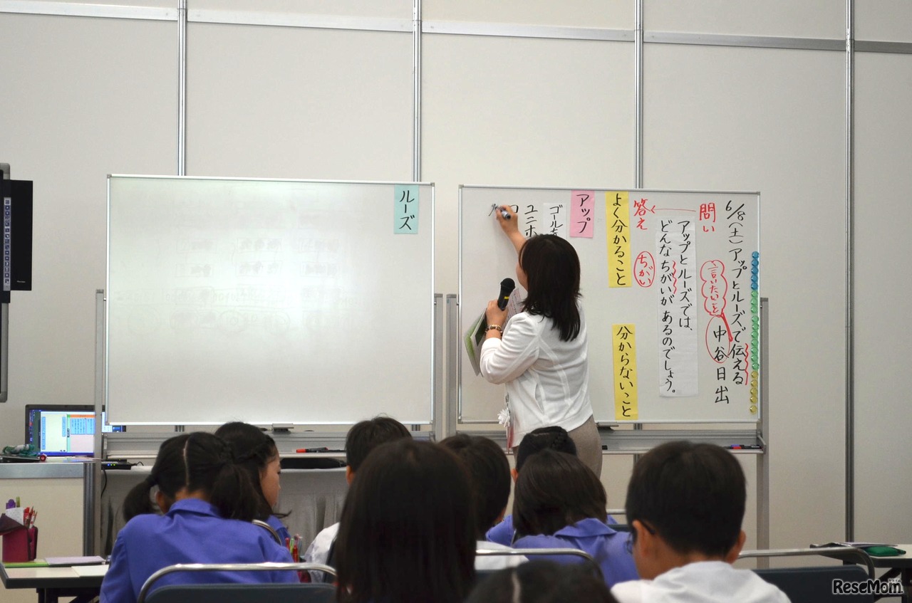 ホワイトボードにまとめる青山教諭 国語