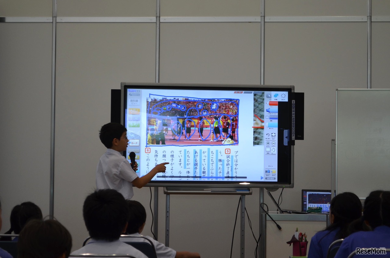 線を引いた文章を電子黒板で共有する児童 国語