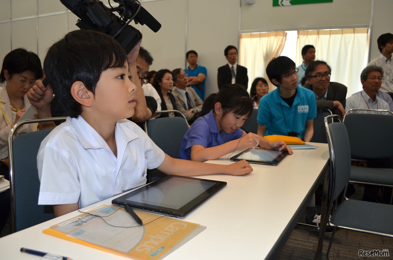 1人が乗り物を数え、1人がタブレットに記録 算数