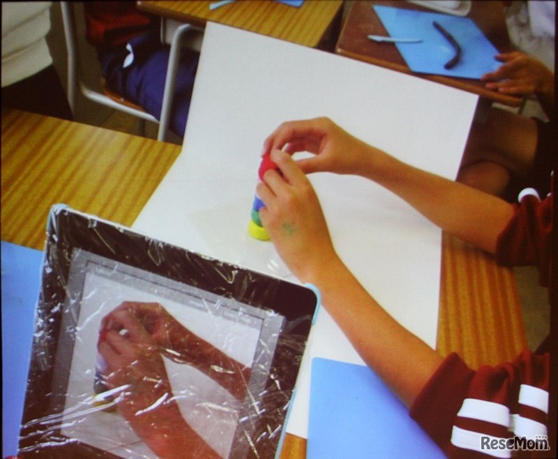 iPadでクレイアニメを制作。汚れ防止にラップを巻いたタブレット。期せずしてICTとラップの親和性が浮き彫りになった（三雲中学校）