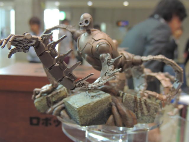 【東京おもちゃショー 2013】すさまじい破壊力をもつラピュタの「ロボット兵」現る － 会場限定で飛行石も配布中