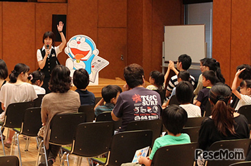 夏休み朝日新聞東京本社見学会、昨年の様子