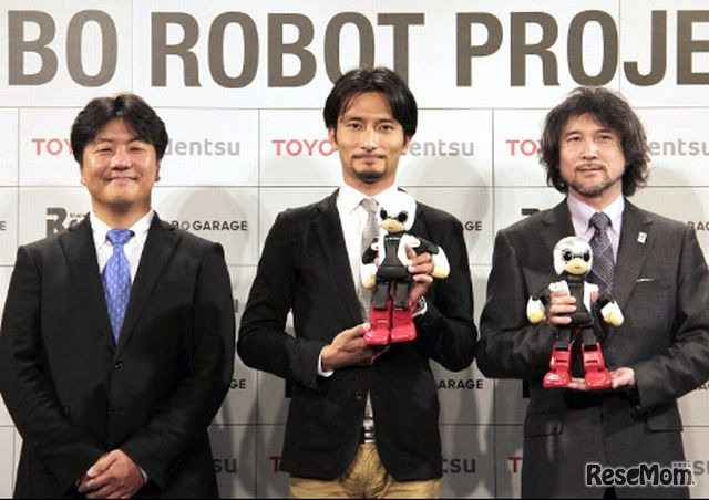開発スタッフとともに記者会会見に出席した「KIROBO」