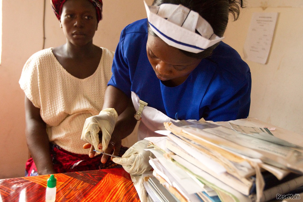 妊婦にHIV検査を行う保健師（シエラレオネ）