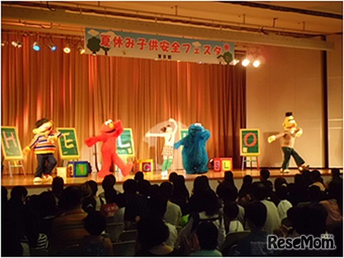 セサミストリート防犯ショーの様子（昨年の模様）