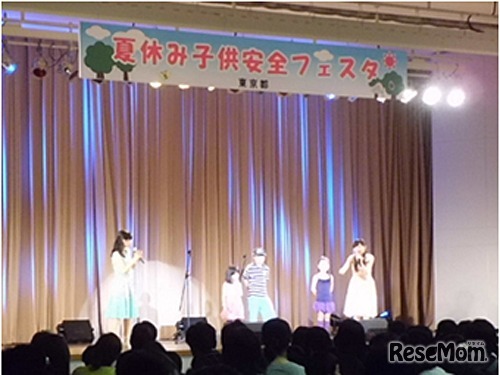 坂入姉妹によるコンサートの様子（昨年の模様）