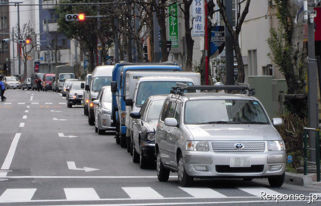 ガソリンスタンド 給油待ちの行列（都内・17日）