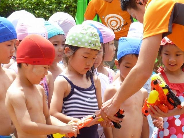 バットのびしょぬれ夏休み！地元園児が体験