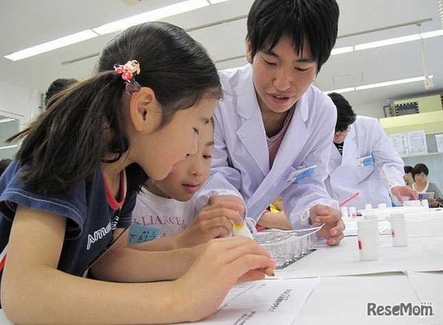 夏休み子ども化学実験ショー　過去の様子