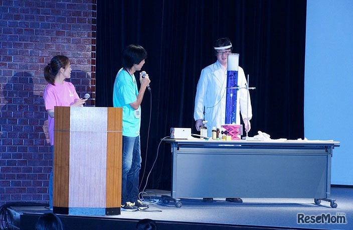 夏休み子ども化学実験ショー　過去の様子