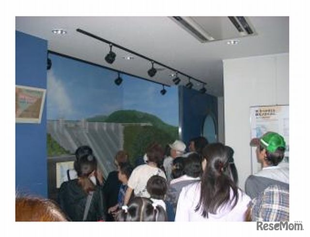 ダムの模型で説明を受ける