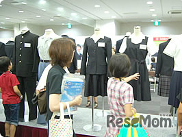 制服の展示も行われる