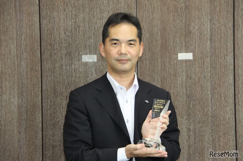 アワードのトロフィーを手にする辰巳氏