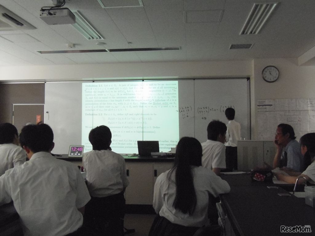 医進・サイエンスコースの高校の公開授業、1人あたり10分間のプレゼンテーション。論文を読み解いて学習を進めていた