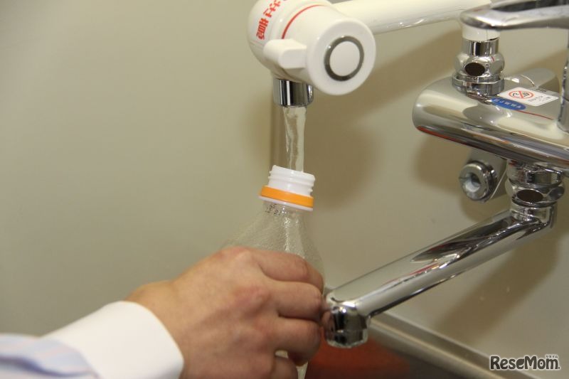 ペットボトルに熱湯を入れ、しばらくしてからお湯を抜いてフタをする