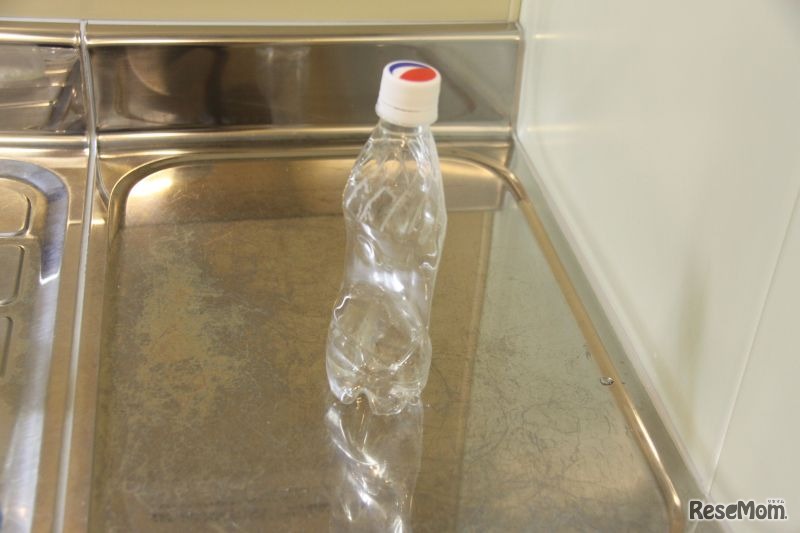 炭酸飲料の容器もへこむ。炭酸飲料は内圧が高く、丸みのある形状が必須（とくに底の部分は球形）となる。内圧には強いが外圧に対してはそれほど強くない