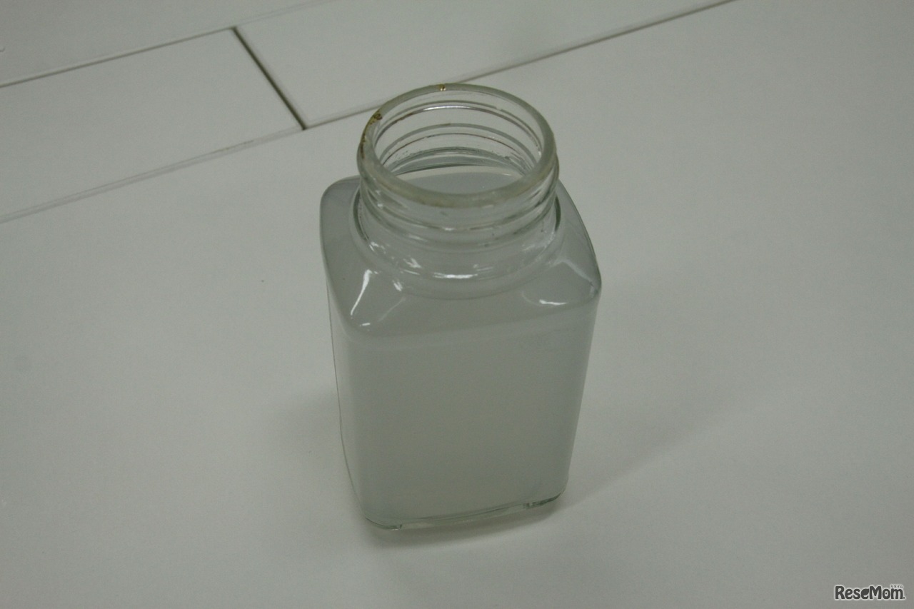 （屈折）瓶の中には液体ハンドソープなどを溶いた石鹸水を入れる