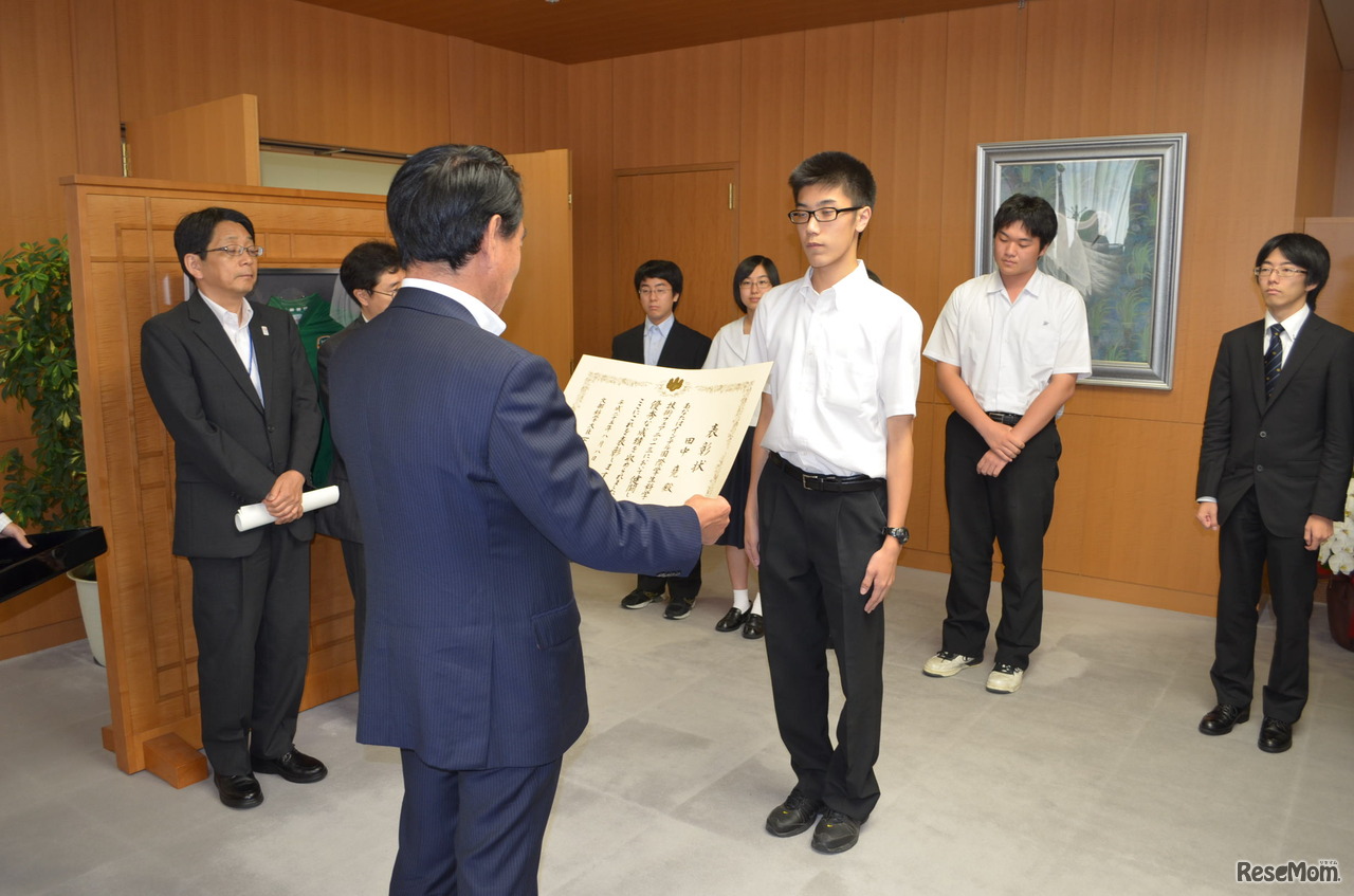 表彰状を受け取る田中堯さん