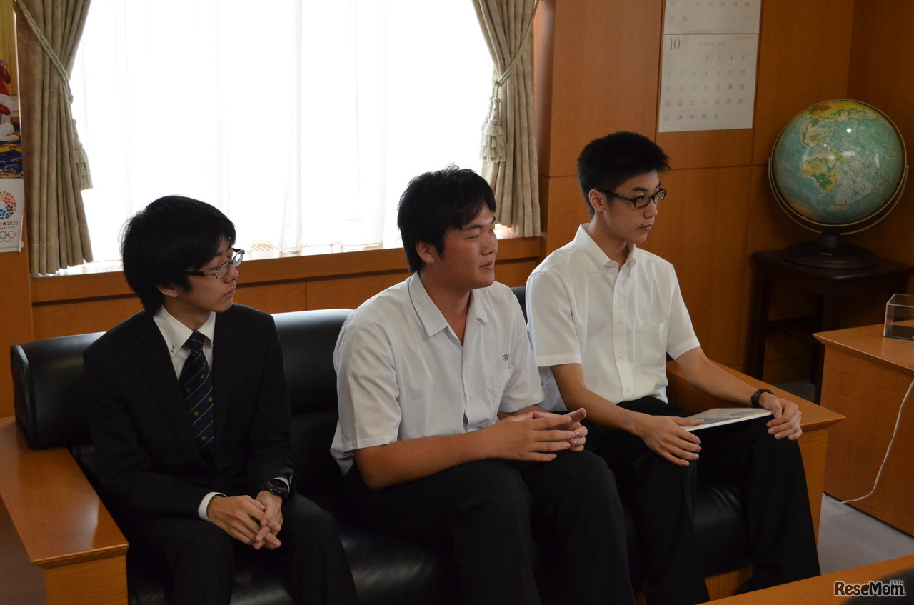 研究内容を発表する参加者