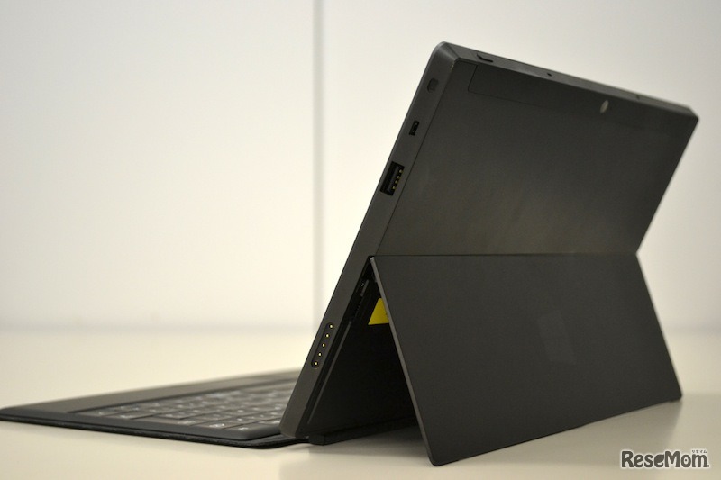 背面にキックスタンド