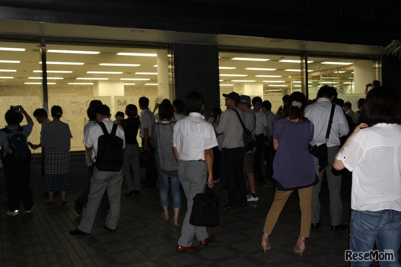 夜も多くの人で賑わった