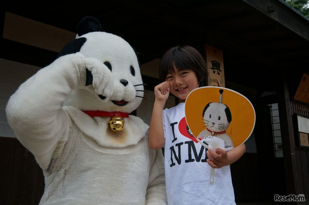 黎くん、ニャンまげとの記念撮影でにっこり