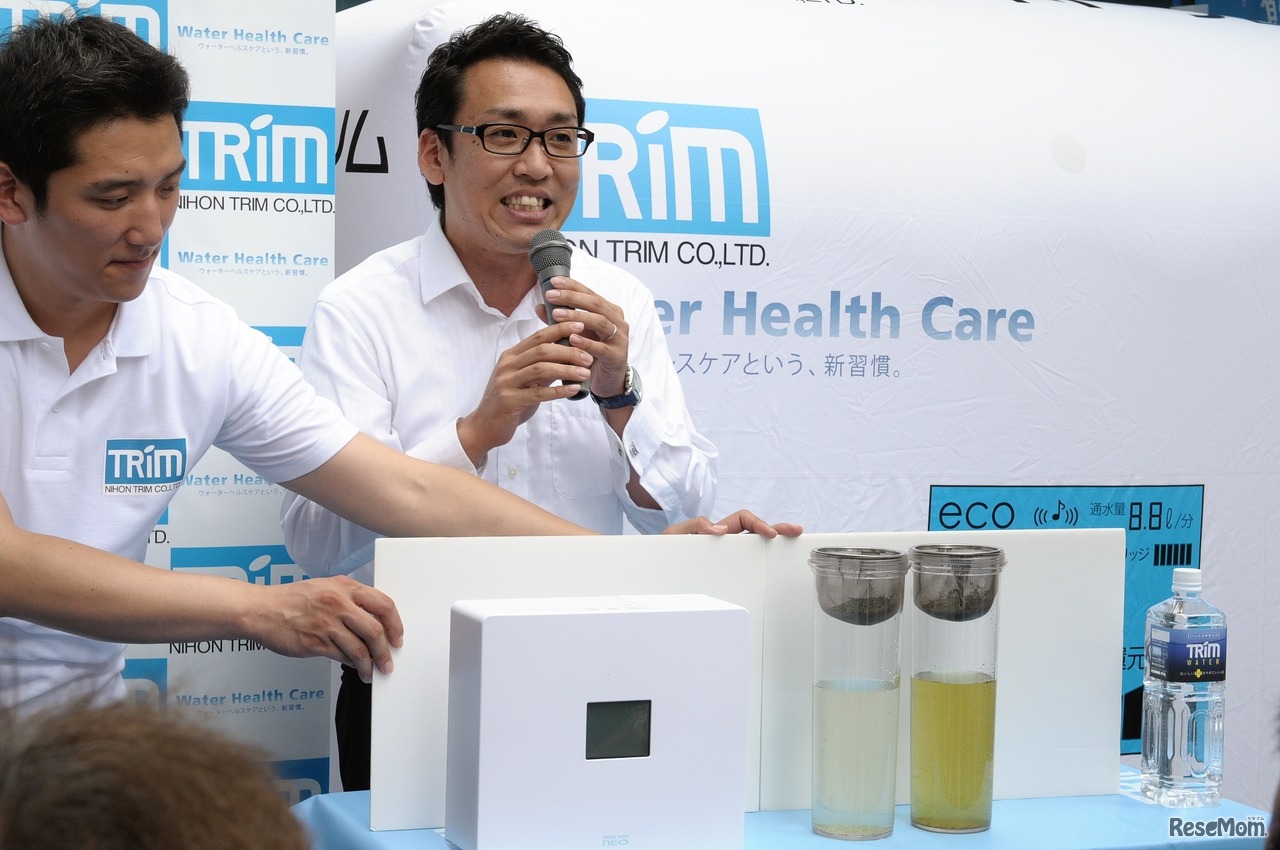 電解水素水と通常のミネラルウォーターとの違いを比較した簡単な実験も行われた