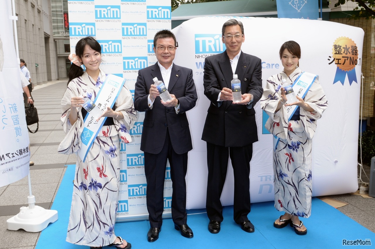 浴衣姿の「ぐったリーマン救出したガール」と森澤紳勝社長、常務取締役の西谷由実氏