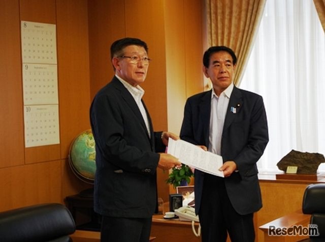 申し入れ書を手交