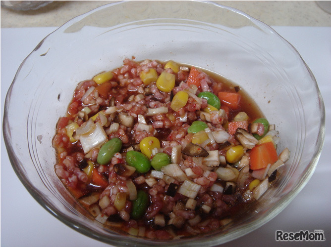 （2）-【3】マーボーじゃがのポテト以外を耐熱容器で照りが出るまで手早く混ぜる