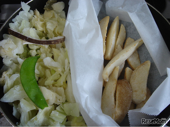 （2）-【1】と（3）-【2】卵とトマトを取り出した後、フライパンを拭いて、じゃがいもと、キャベツのソテーを作る