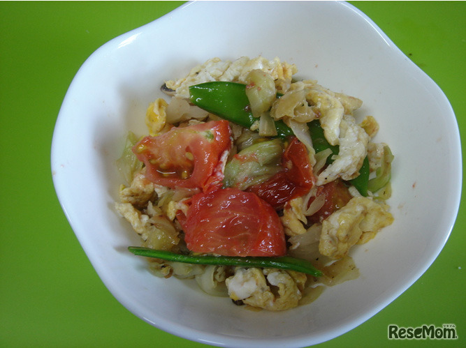 （3）-【3】キャベツと卵・トマトを混ぜる